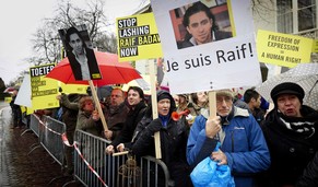 Demonstranten vor der saudi-arabischen Botschaft in Den Haag setzten sich am Donnerstag für den verurteilten Blogger Raif Badawi ein
