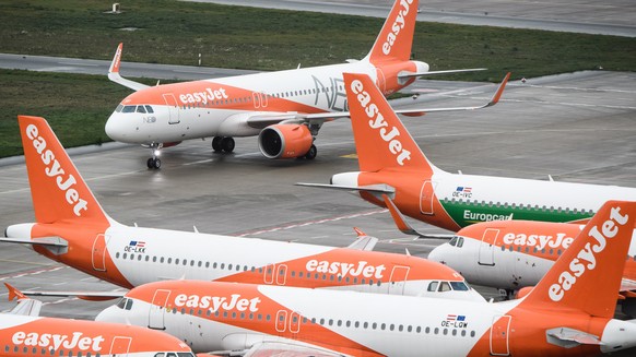 Nachrichten Linkding epa08967940 (FILE) - An EasyJet plane (top), taxiing on the tarmac during the opening of BER Berlin Brandenburg Airport in Schoenefeld, Germany, 31 October 2020 (reissued 27 January 2021). EasyJet is  ...