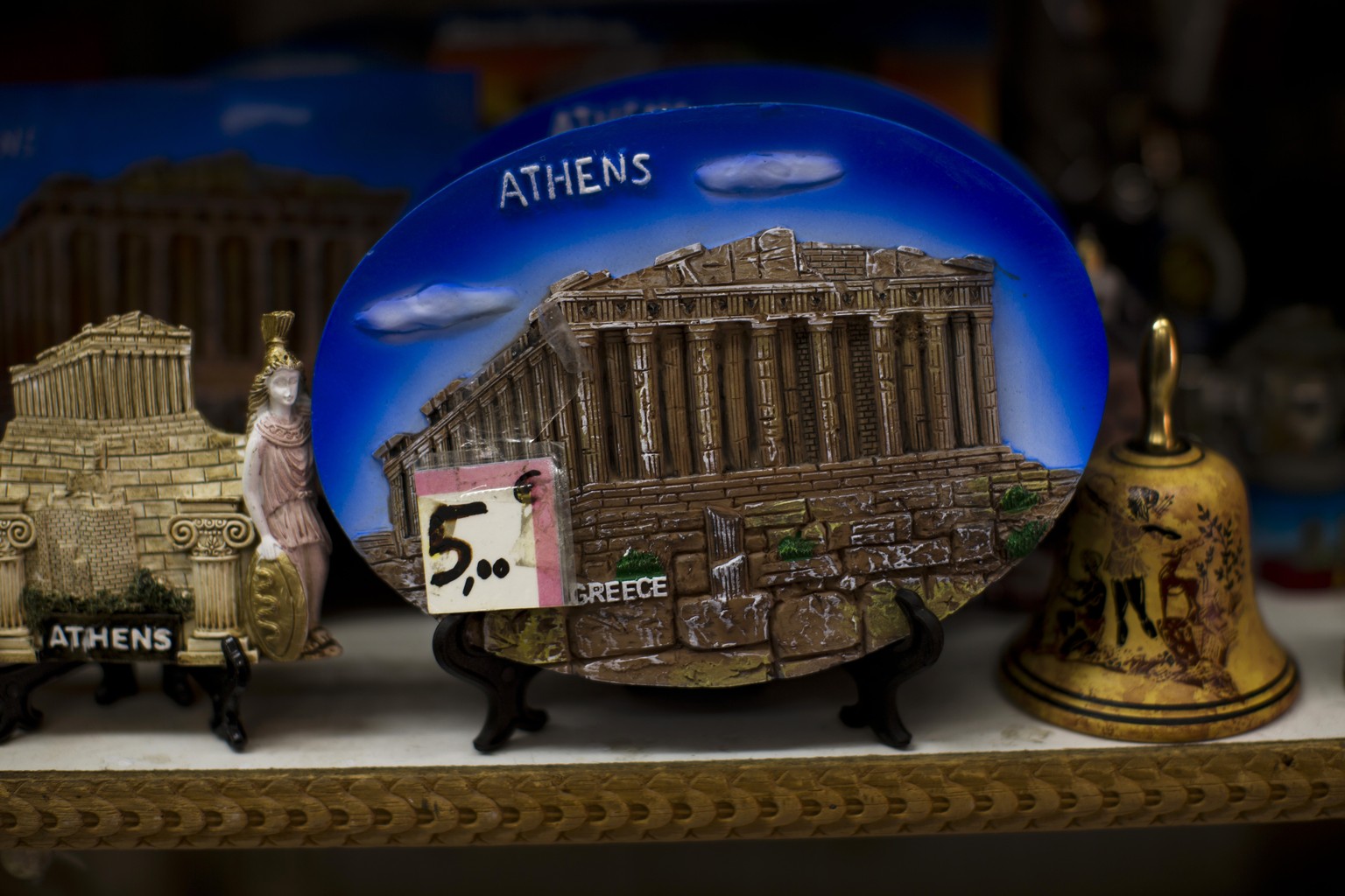 Land zu verscherbeln: Souvenirstand in Athen.