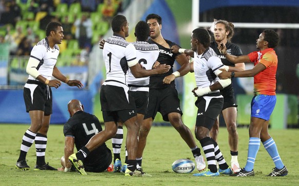 2016 Rio Olympics - Rugby - Men&#039;s Quarter-final - Fiji v New Zealand - Deodoro Stadium - Rio de Janeiro, Brazil - 10/08/2016. Players scuffle near the end of the match. REUTERS/Athit Perawongmeth ...