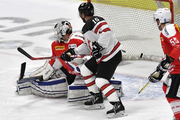 Switzerland&#039;s goalkeeper Tobias Stephan, left, fand Canada&#039;s Brandon Kozun, right, react after the first goal during the Ice Hockey Deutschland Cup at the Curt-Frenzel-Eisstadion in Augsburg ...