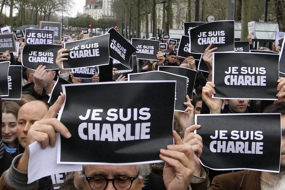 epa04553797 Thousands of people gather ahdn hold posters reading Je Sius Charlie (I Am Charlie) during the Republican march in Nantes to pay tribute to the victims of the terrorist attack against sati ...