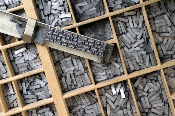 Schriftsetzer

https://de.wikipedia.org/wiki/Schriftsetzer#/media/File:Metal_movable_type.jpg