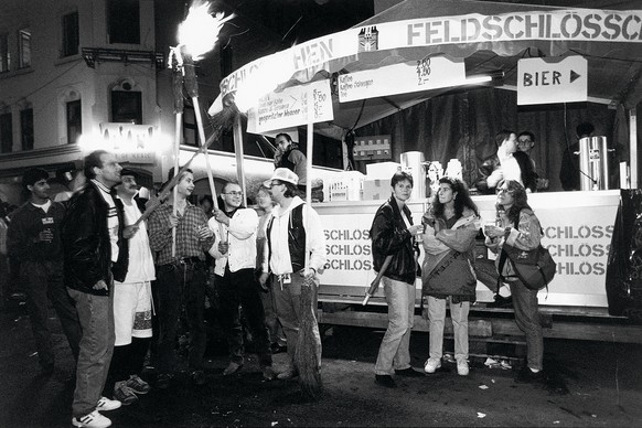 «Traditionelles Besenverbrennen» der Helfer 1994.&nbsp;