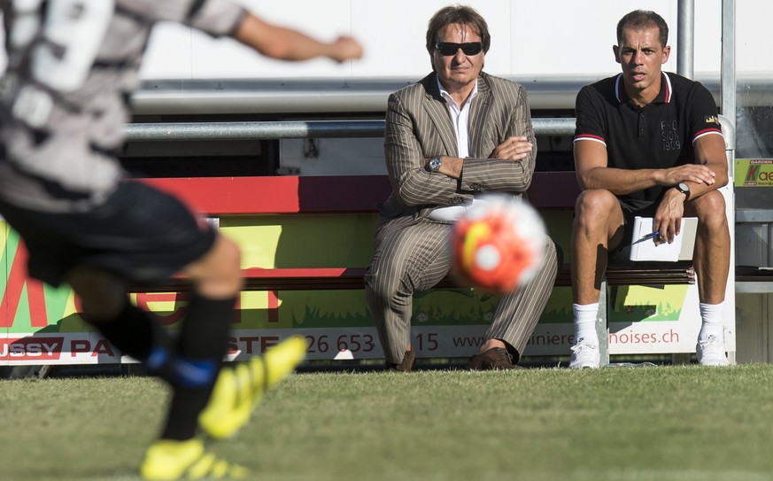 Le president-entraineur du FC Sion Christian Constantin, gauche, et son assitant Amar Boumilat, droite, regardent le match depuis le banc lors de la rencontre de 32eme de finale de la Coupe Suisse de  ...