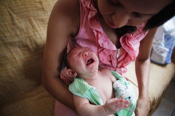 Mutter mit ihrem Kleinkind in Recife, Brasilien. Das Kind leidet an einer Schädelfehlbildung, womöglich ausgelöst durch den Zika-Virus.
