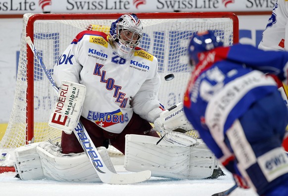 ZSC Lions Stuermer Patrick Thoresen, rechts, schiesst den Ausgleichstreffer zum 1-1 gegen EHC Kloten Torhueter Martin Gerber waehrend dem Eishockey-Meisterschaftsspiel der National League A zwischen d ...