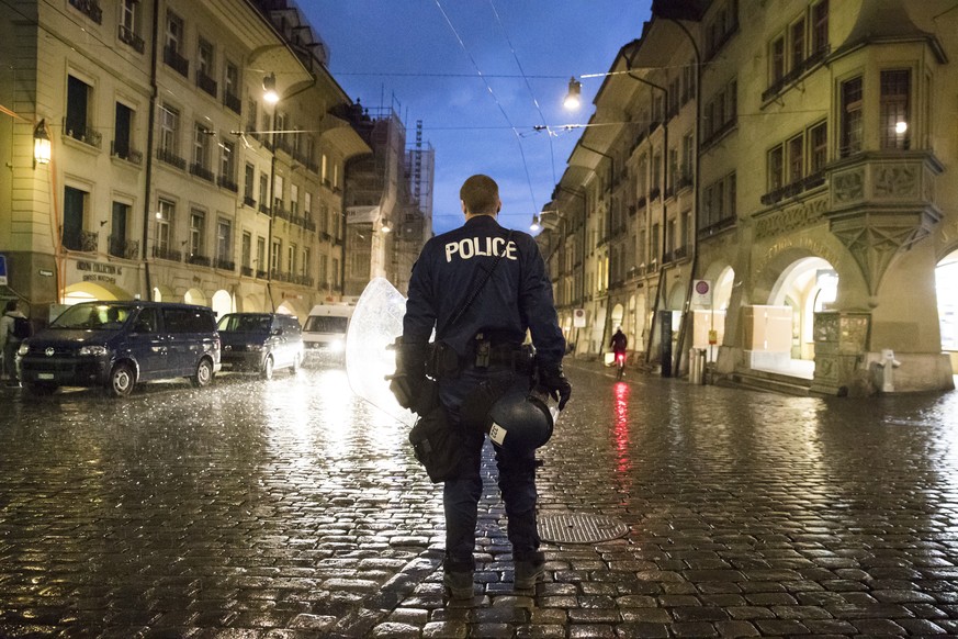 Ein Polizist kontrolliert den Platz um den Zytgloggenturm in der Kramgasse, am Freitag, 6. Oktober 2017 in Bern. Eine unbewilligte &quot;antifaschistische Demonstra­tion&quot; wurde auf Freitagabend a ...