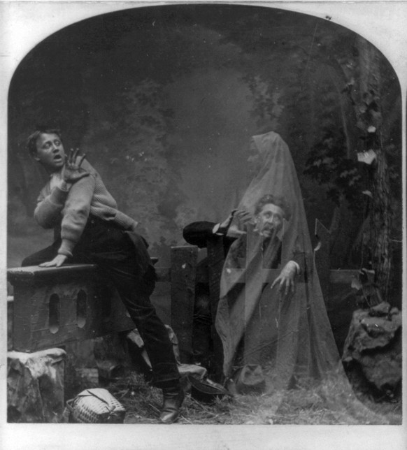 Dieses Foto stammt aus dem Jahr 1889: Die beiden Herren fürchten sich auf sehr theatrale Weise vor dem Phantom.&nbsp;
