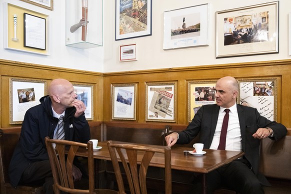 Bundesrat Alain Berset, rechts, und Daniel Koch, Delegierter des BAG fuer COVID-19, besuchen das Restaurant Cafe du Gothard, am Dienstag, 12. Mai 2020 in Fribourg. Bundesrat Berset besuchte mehrere Ge ...