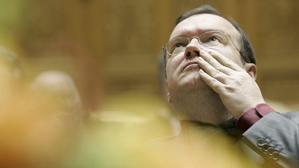 Claude Longchamp, Institutsleiter des Forschungsinstitut gfs.bern., verfolgt am Samstag, 1. April 2006 im Nationalratssaal im Bundeshaus in Bern, die Fruehjahrssitzung des Auslandschweizerrates zum Th ...