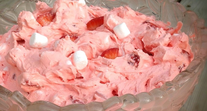 strawberry fluff jello salad marshmallows götterspeise gelee dessert salat usa essen food http://www.grinningcheektocheek.com/strawberry-fluff-jello-salad