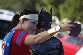 Wonder Woman und Batman machen beim «Superheroes Corriendo Por Peque-os Inocentes» in Ciudad Juarez in Mexiko ein Selfie.&nbsp;