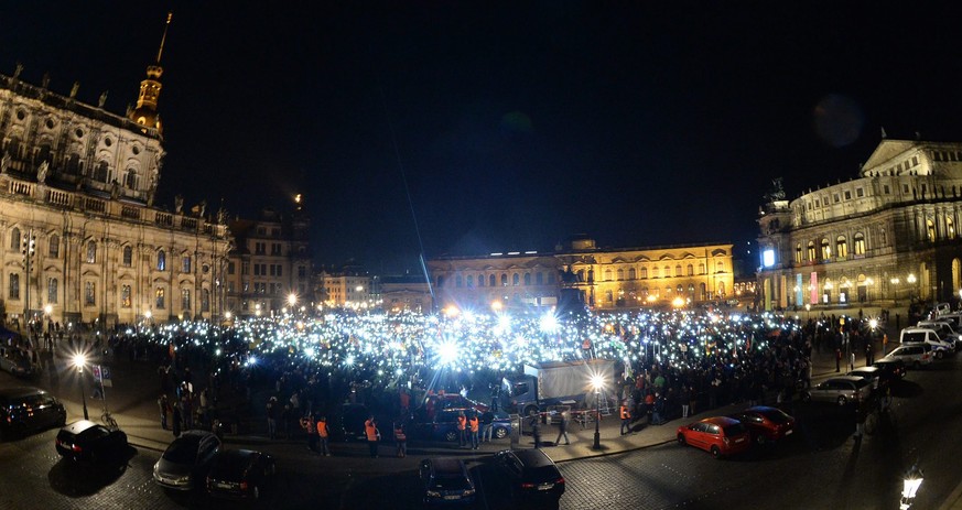Am Montagabend versammelten sich Tausende Pegida-Demonstranten in Dresden