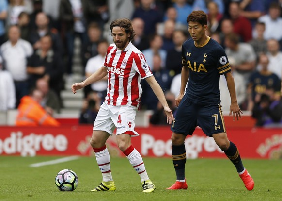 Britain Soccer Football - Stoke City v Tottenham Hotspur - Premier League - bet365 Stadium - 10/9/16
Stoke City&#039;s Joe Allen in action with Tottenham&#039;s Son Heung-min 
Action Images via Reut ...