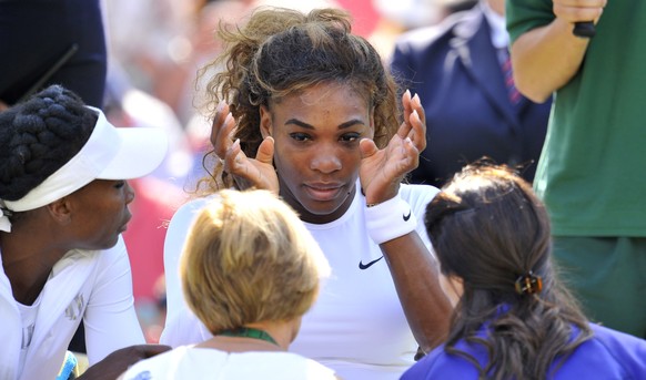 Venus Williams und die Turnierärztin überzeugen Serena, die Partie aufzugeben.