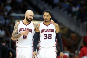 Atlantas Pero Antic und Mike Scott freuen sich über den Sieg.