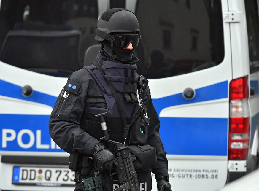 epa05578344 Special police forces are deployed in the Yorck area of Chemnitz, Germany, 09 October 2016. Special police forces raided a second apartment in the area in pursuit of terror suspect Jaber a ...