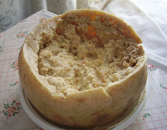 casu marzu käse maden sardinien sardisch italien italienisch https://en.wikipedia.org/wiki/Casu_marzu#/media/File:Casu_Marzu_cheese.jpg