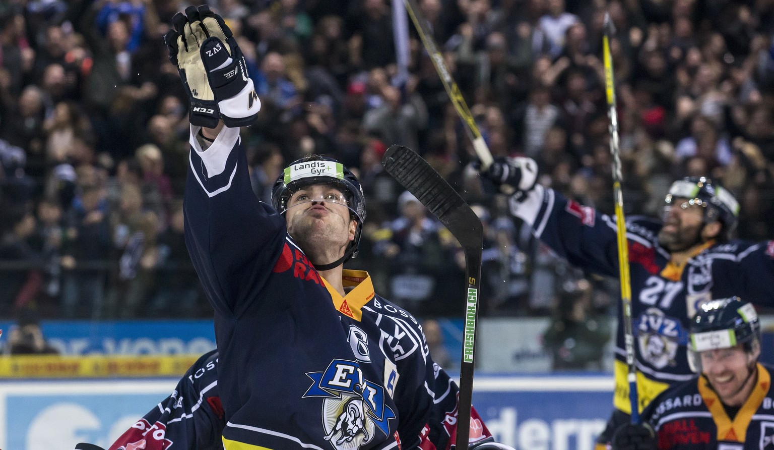 Zugs Raphael Diaz jubelt nach seinem Tor zum 2:2 im ersten Eishockey Playoff-Viertelfinalspiel der National League A zwischen dem EV Zug und dem Geneve-Servette HC, am Samstag, 4. Maerz 2017, in der B ...