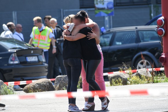 Trauernde Frauen umarmen sich am 30.07.2017 in Konstanz vor dem Club Grey (Baden-Wuerttemberg). Durch die Schuesse in der Diskothek ist ein Mensch ums Leben gekommen, der mutmassliche Taeter starb wen ...