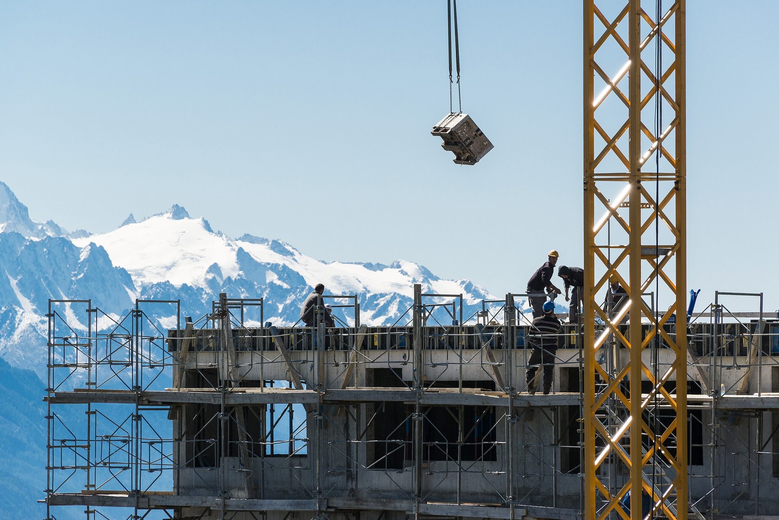 THEMENBILD ZU DEN BERATUNGEN UEBER GESETZGEBUNG BEIM BAU VON ZWEITWOHNUNGEN IM NATIONALRAT AN DER FRUEHLINSSESSION --- La region du domaine skiable de Crans-Montana en Valais avec des chantiers, photo ...