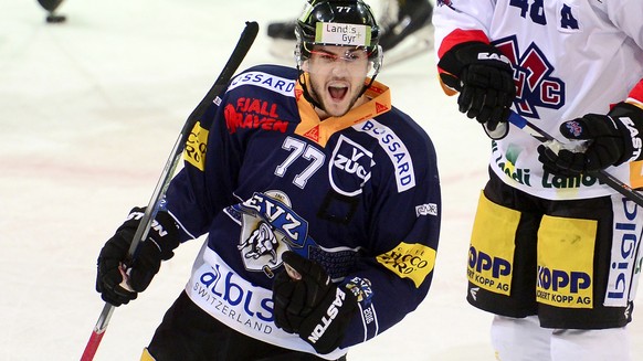 Robin Grossmann von Zug feiert das 2:1 vor Philipp Wetzel, rechts, von Biel, beim Eishockey Meisterschaftsspiel zwischen dem EV Zug und dem EHC Biel am Samstag, 10. Oktober 2015, in Zug. (KEYSTONE/Urs ...