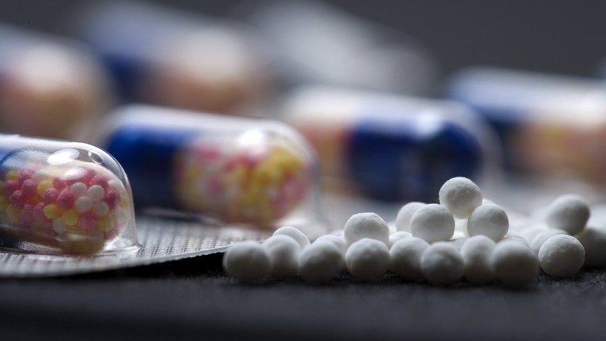 Homeopathic globules next to a package with classic mainstream capsules, pictured on May 14, 2009 in Zurich, Switzerland. (KEYSTONE/Gaetan Bally)

Homoeopathische Globuli neben eine Packung mit klassi ...