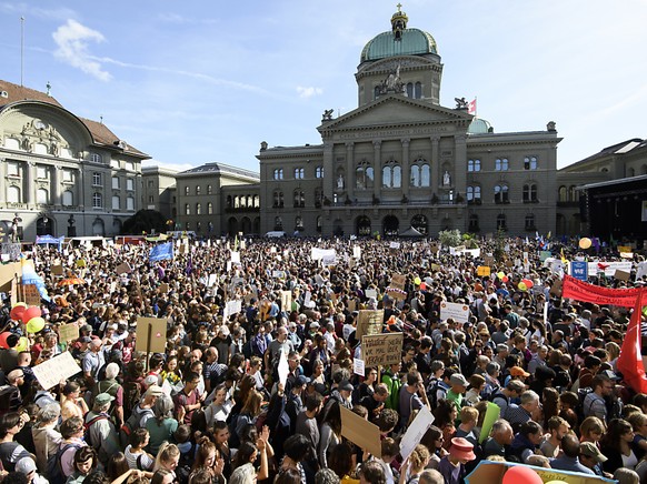 Zehntausende an der grossen Klimademo am 28. September 2019 vor dem Bundeshaus in Bern: Das Klima ist im Sorgenbarometer innerhalb eines Jahres von Rang 9 auf Rang 3 geklettert. (Archiv)