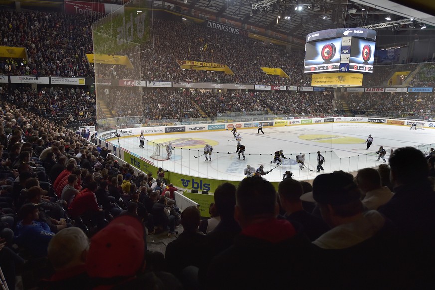 Vor ausverkauften Haus spielen der SCB und der EHC Biel im Eishockey-Meisterschaftsspiel der National League A am Samstag, 13. September 2014 in der PostFinance-Arena in Bern. (KEYSTONE/Lukas Lehmann)