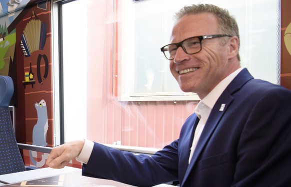 SBB-CEO Andreas Meyer, rechts, und Stadler-CEO Peter Spuhler, aufgenommen anlaesslich des Roll-Outs des neuen Hochgeschwindigkeitszuges &quot;Giruno&quot; der Stadler Rail, am Donnerstag, 18. Mai 2017 ...