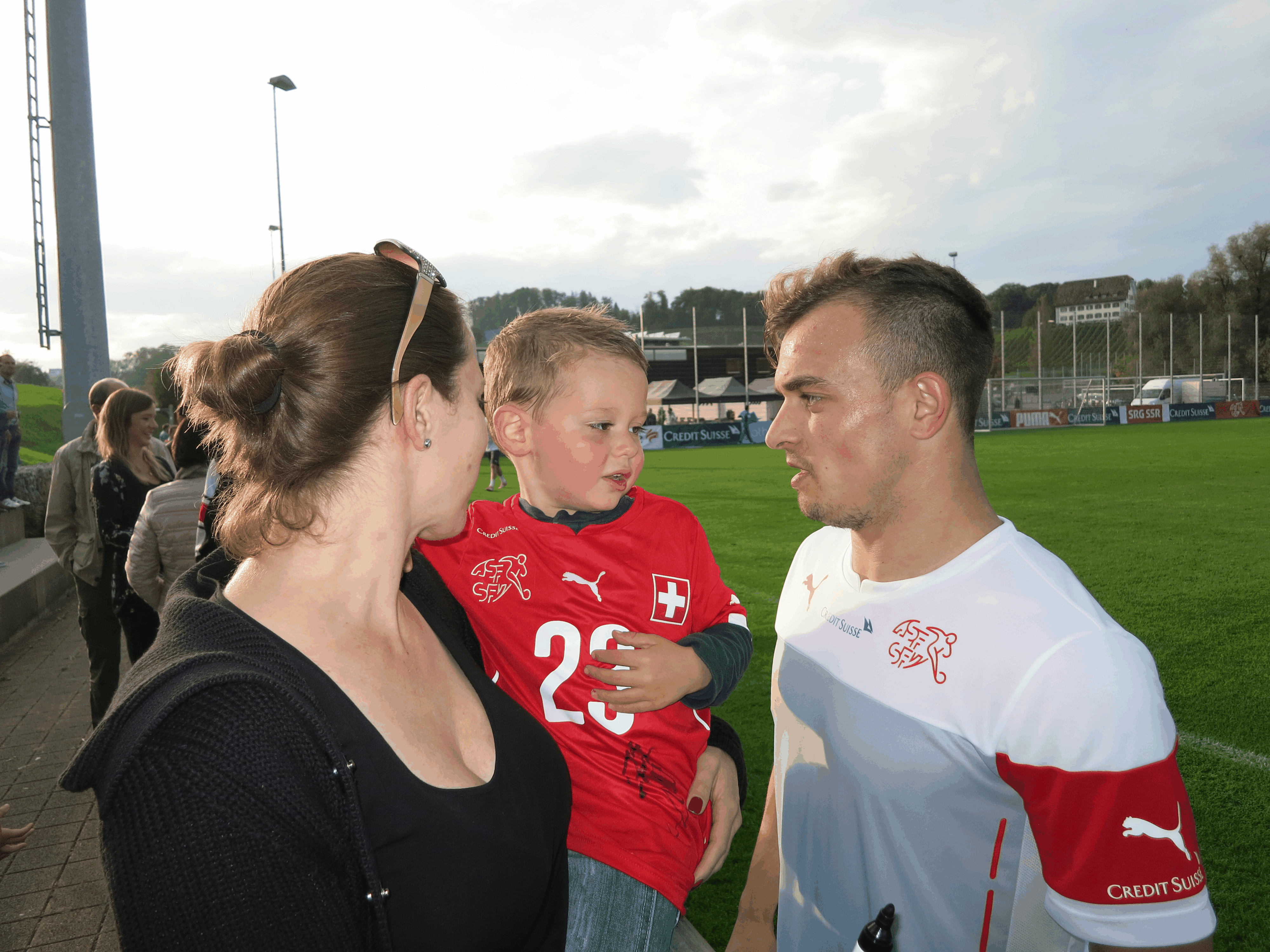 Der zukünftige TV-Experte Lukas unterhält sich mit Xherdan Shaqiri über die Vor- und Nachteile einer Dreierabwehr ohne nominelle Aussenverteidiger.