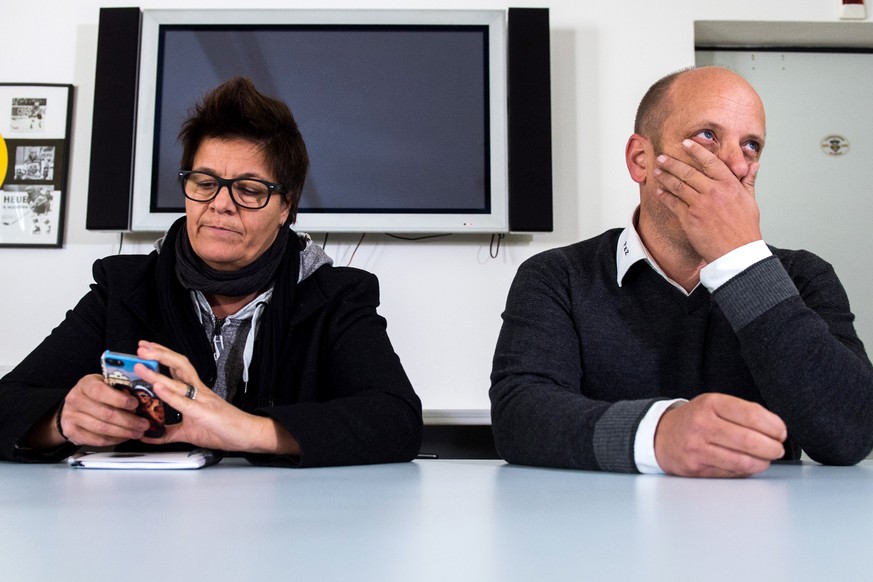 Die Praesidentin des HC Lugano, Vicky Mantegazza, links, und dem Team Sportdirektor, Roland Habisreutinger, informieren an der heutigen Pressekonferenz zur sofortigen Freistellung des Headcoachs Patri ...