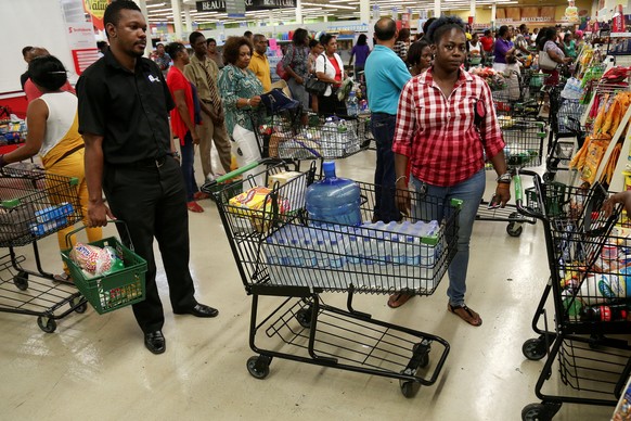 Jamaicans flock to the supermarkets to take care of last minute shopping pending the arrival of Hurricane Matthew in Kingston, Jamaica, September 30, 2016. REUTERS/Gilbert Bellamy