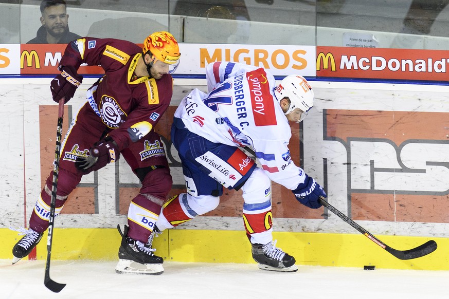 Le joueur zurichois, Chris Baltisberger, droite, a la lutte pour le puck avec le joueur genevois, Juraj Simek, gauche, lors du match du championnat suisse de hockey sur glace de National League, entre ...