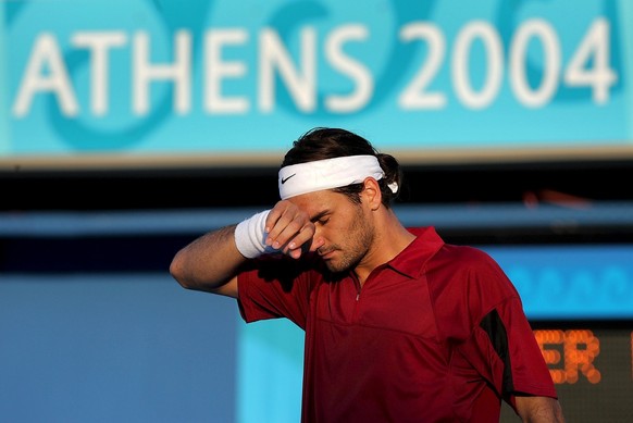 Swiss Roger Federer gestures during his Men&#039;s single match he lost 6-4, 5-7, 5-7, against Czech Tomas Berdych, Repechage race, in the Athens 2004 Olympics, on Tuesday, Aug. 17, 2004. (KEYSTONE/Fa ...