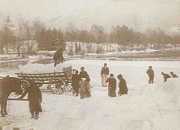 Brechen von Eis und Transport an einem See in Österreich.

https://de.wikipedia.org/wiki/Eiskeller#/media/File:Eisschlagen.JPG