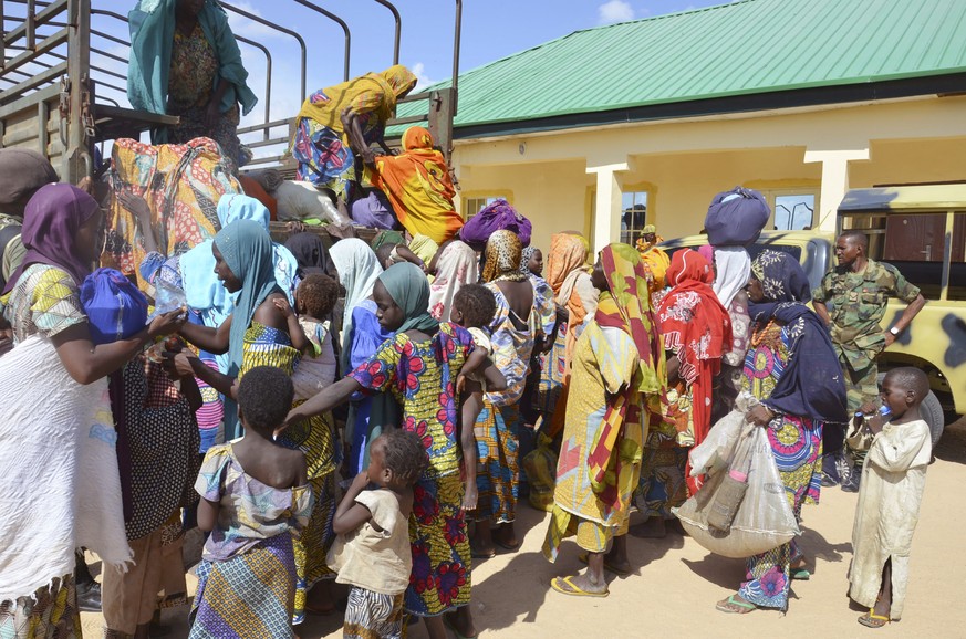 Gerettete Frauen und Kinder nahe eines Militärstützpunkts in Nigeria.