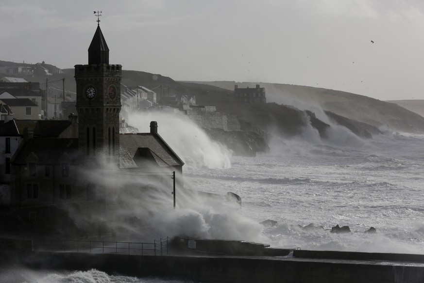 Eine stolze Seefahrernation droht erneut zu Schrumpfen: Sturm an der englischen Küste Cornwall.