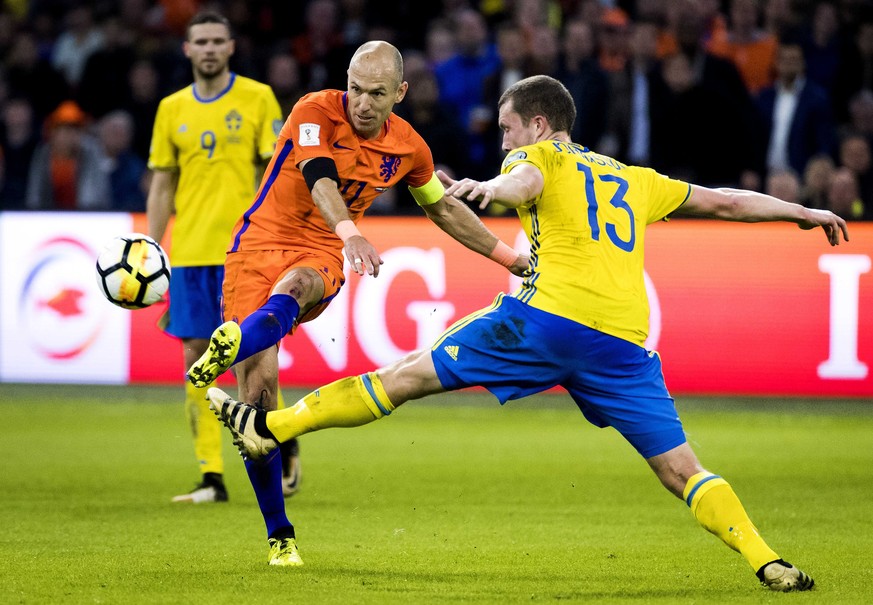 epa06257604 Arjen Robben (L) of the Netherlands vies for the ball with Jakob Johansson (R) of Sweden during the FIFA World Cup 2018 qualifying Group A soccer match between Netherlands and Sweden, in A ...