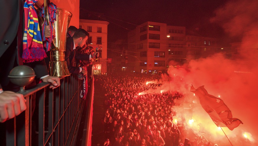 Die Spieler des FC Basel feiern mit dem Pokal und mit den Fans den Meistertitel auf dem Barfuesserplatz in Basel in der Nacht auf Donnerstag, 26. Mai 2016. Der FC Basel hat zum siebten Mal in Folge de ...