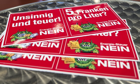 Flyer gegen die Energiesteuer-Initiative liegen auf einem Tisch, am Parteifest der SVP des Kantons Bern.