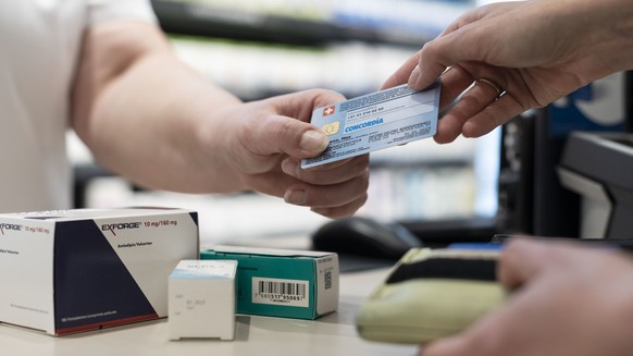 Nachrichten Linkding [Symbolic Image / Staged Image] A Concordia Insurances health insurance card is used at the checkout of a pharmacy in Zurich, Switzerland, on October 28, 2019. (KEYSTONE/Christian Beutler)

[Symbolbil ...