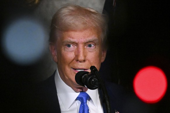 Nachrichten Linkding President Donald Trump speaks at Mar-a-Lago in Palm Beach, Fla., Tuesday, Feb. 18, 2025. (Pool via AP)