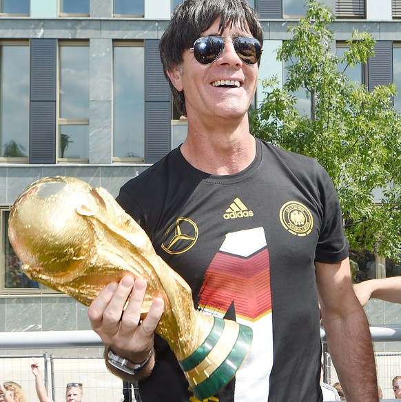 Der WM-Pokal ist nicht genug: Löw macht bis 2016 weiter.