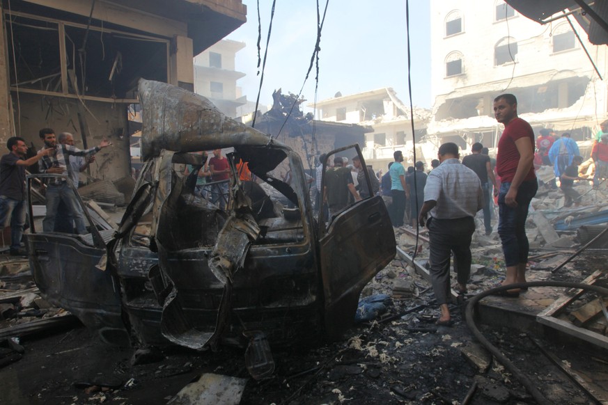 Residents inspect a damaged site after airstrikes on a market in the rebel controlled city of Idlib September 10, 2016. REUTERS/Ammar Abdullah