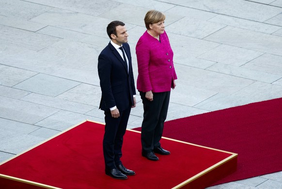 epa05966432 German Chancellor Angela Merkel (R) and French President Emmanuel Macron (L) during the welcome ceremony with military honors at the German Chancellory in Berlin, Germany, 15 May 2017. The ...