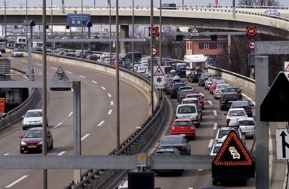 Vor dem Autobahn-Zoll in Weil am Rhein (D) staut sich der Verkehr der Einkaufstouristen jedes Wochenende.&nbsp;