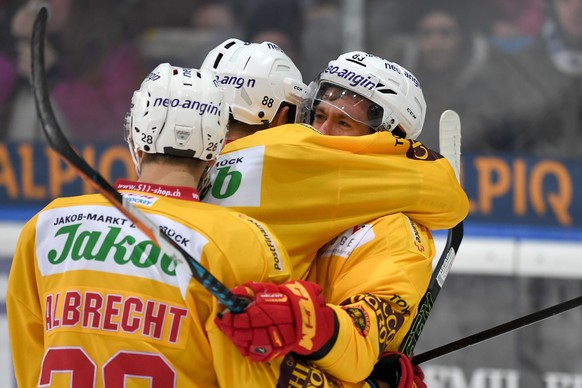 Tigers Christopher DiDomenico, rechts feiert das 2-3 Goal mit Thomas Nuessli, Mitte, und Yannick-Lennart Albrecht, im Eishockey Meisterschaftsspiel der National League A zwischen dem HC Ambri-Piotta u ...