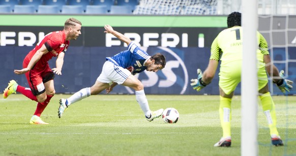 Jahmir Hyka, Mitte, von Luzern im Spiel gegen Torhueter Guillaume Faivre, rechts, von Thun beim Fussball Meisterschaftsspiel zwischen dem FC Luzern und dem FC Thun vom Sonntag 21. August 2016 in Luzer ...